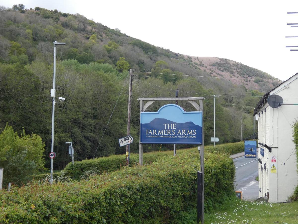 The Farmers Arms, Cwmdu 拉努辛 外观 照片